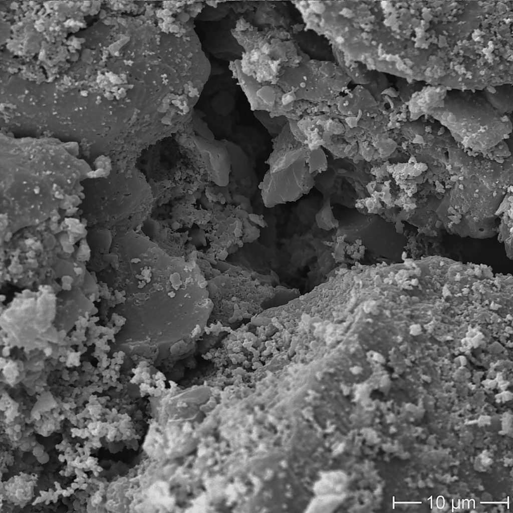 电子显微镜下观察活性碳多孔性质的吸附浮尘微粒的效果